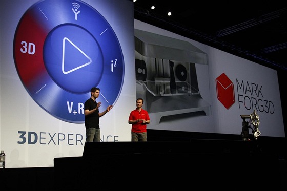 Vlevo je Greg Mark, zakladatel společnosti MarkForg3D a autor první 3D tiskárny...