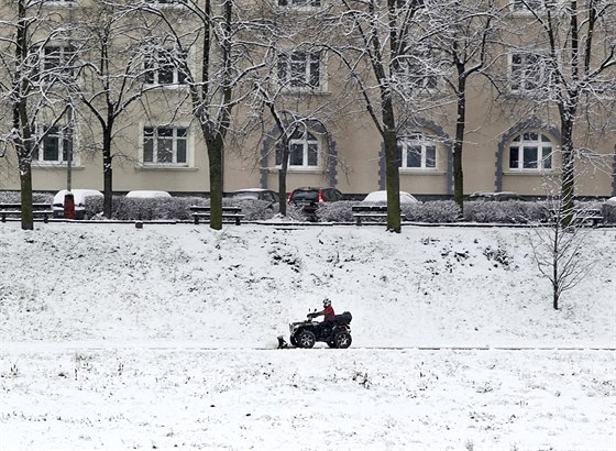 Odklízení snhu na cyklostezce kolem Labe v Ústí nad Labem.