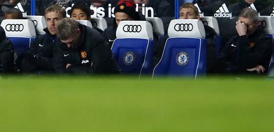 David Moyes, trenér Manchesteru United, bhem utkání na Chelsea smutn hledí do...