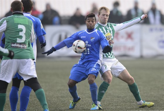 Ostravský Carlos Azevedo si chrání mí ped Dmytrym Jeremenkem z Bohemians.