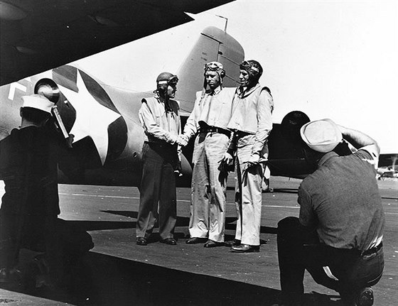 Na historické fotografii je Vejtasa uprostřed trojice stojících pilotů. Po...