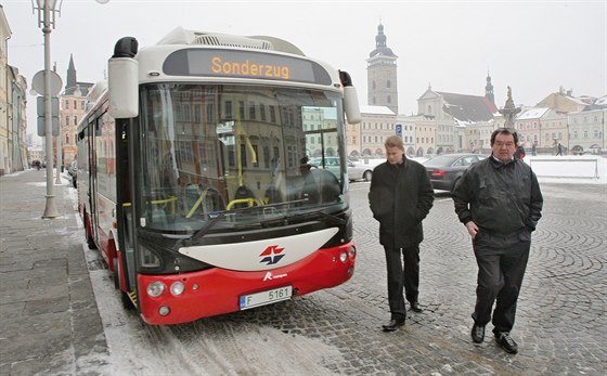 Elektrobus bude mít zastávku ped radnicí na námstí Pemysla Otakara II v...