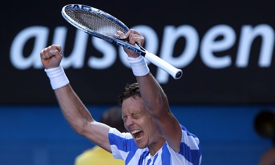 VÍTZNÉ OPOJENÍ. Tomá Berdych slaví postup do semifinále Australian Open. 