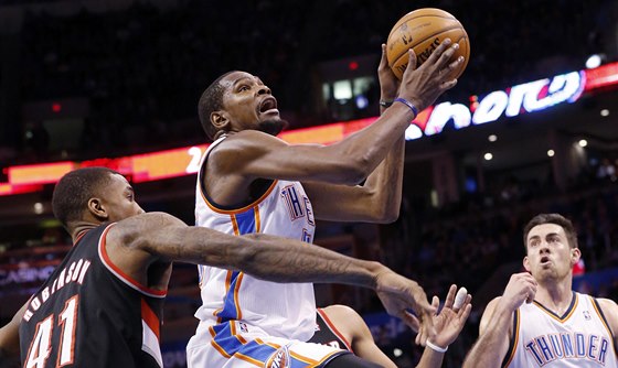 Kevin Durant z Oklahoma City Thunder zakonuje v utkání proti Portlandu. 