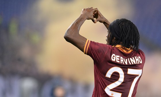 OSOBITÁ OSLAVA. Gervinho z AS ím a jeho gesto po vsteleném gólu. 