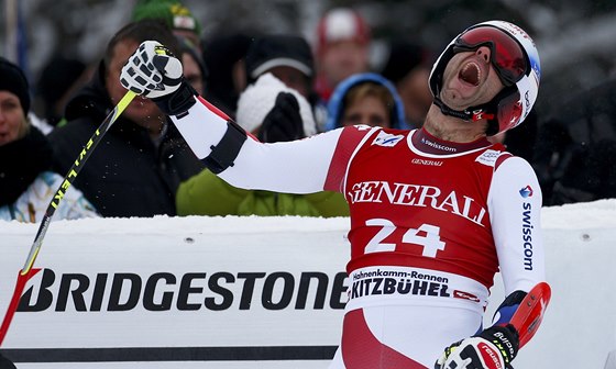Didier Defago v cíli superobího slalomu v Kitzbühelu. 