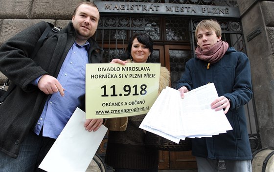 Aktivisté pinesli na radnici petici. Chtjí, aby nové plzeské divadlo neslo...