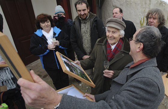Miroslav Zikmund oslaví v únoru 95. narozeniny. Jako dárek dostal od editele zoo Jiího Trávníka zarámované fotografie ze svých pedchozích návtv.