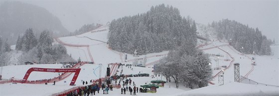 Před závodem v superkombinaci se na kopec Hahnenkamm sneslo husté sněžení.
