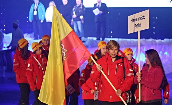 Kateina Neumannová jako vlajkonoka Prahy pi zahájení olympiády dtí a...