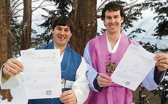 Michael Swift (vlevo) a Bryan Young v tradiním korejském kroji a s potvrzením,...