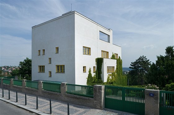 Vila je dílem slavného architekta Adolfa Loose.