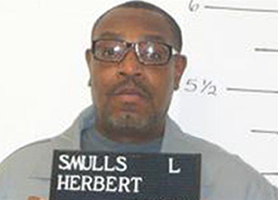 Herbert Smulls v roce 1991 pi loupeném pepadení v St. Louis zabil zlatníka a...