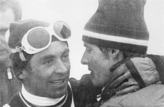 Jean-Claude Killy (vpravo) blahopeje svému sokovi Karlu Schranzovi ke zlatu z