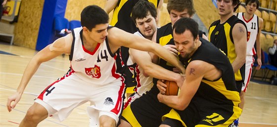 Basketbalista Hradce Králové Tomá oukal (vlevo) v utkání proti Jihlav.