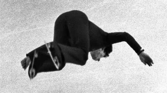 Americký krasobruslař Terry Kubicka při svém originálním prvku. Na olympijských...