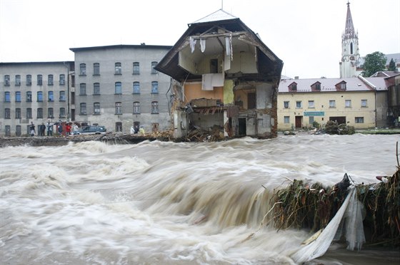 Jedním ze symbolů povodní v roce 2010 se stala Chrastava, kde voda ničila domy...