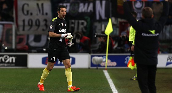 A VEN! Gólman Juventusu Turín Gianluigi Buffon (vlevo) opoutí hit poté, co...