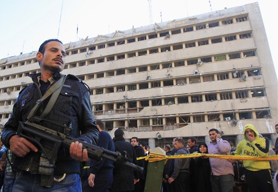 Policie hlídkuje u budovy v Káhie, kterou otásl silný výbuch. 