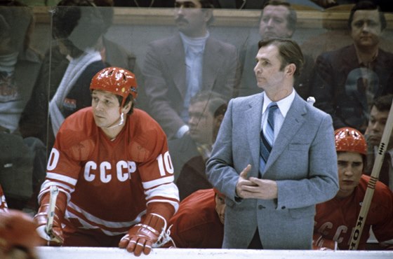 Trenér Viktor Tichonov na střídačce sovětského týmu. Tehdy měl ještě mladší