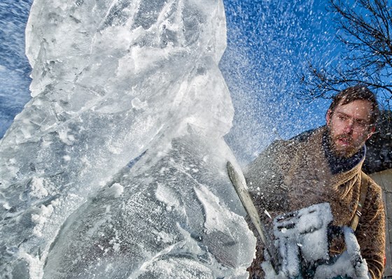 Ledosochaři se zahřáli s pilou, teploty nad nulou však nesvědčí jejich dílům. Na snímku je Matěj Bednařík.