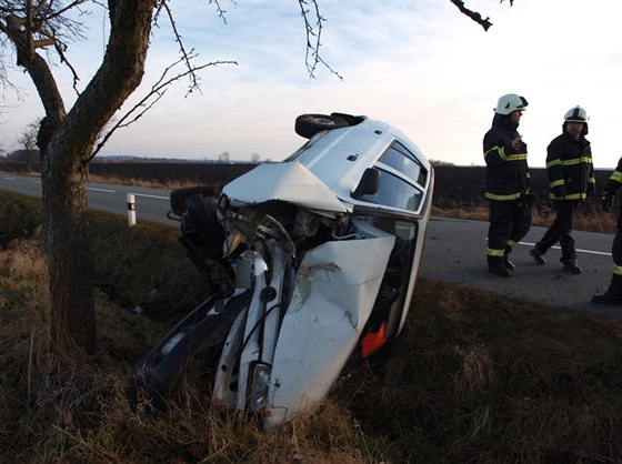 ena otoila auto na levý bok, policie zatím vyetuje pesnou píinu nehody.