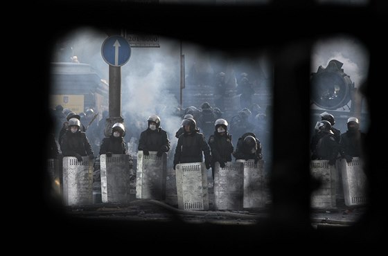 Policejní jednotky pi pohledu skrz barikádu píznivc opozice (Kyjev, 26....