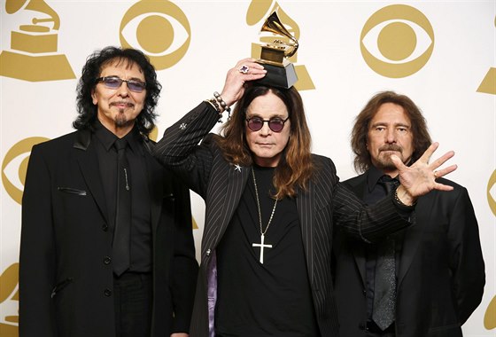 Tony Iommi, Ozzy Osbourne a Geezer Butler z Black Sabbath pózují se sokou za...