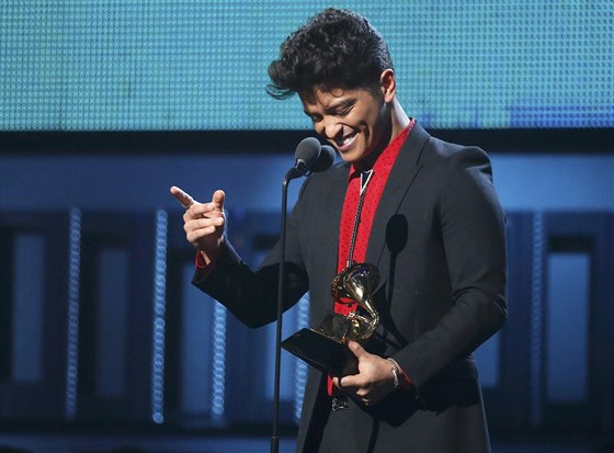 Bruno Mars s cenou za nejlep�í popové album. (Grammy 2013)