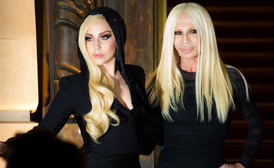 Lady Gaga a Donatella Versace (Paí, 19. ledna 2014)