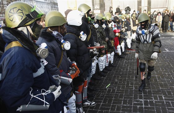 Pi loských bojích v Kyjev se lenové Pravého sektoru aktivn bili s policejními jednotkami. Nyní hrozí ozbrojeným pochodem na Kyjev.