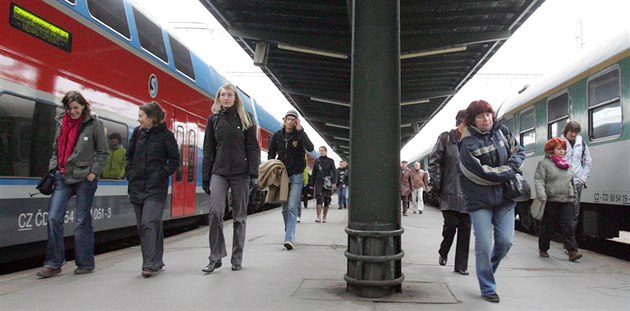 Vlaky svezly nejvíc lidí za dvacet let, ubývá cestujících v autobusech