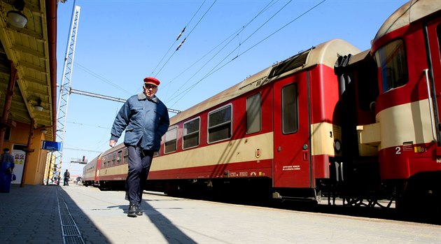 Vlak v České Skalici usmrtil člověka. Trať stojí, jezdí náhradní autobusy