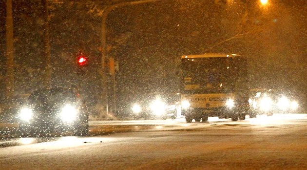 Nehoda na D5 a zpožděné autobusy. Sníh komplikuje dopravu ve středních Čechách