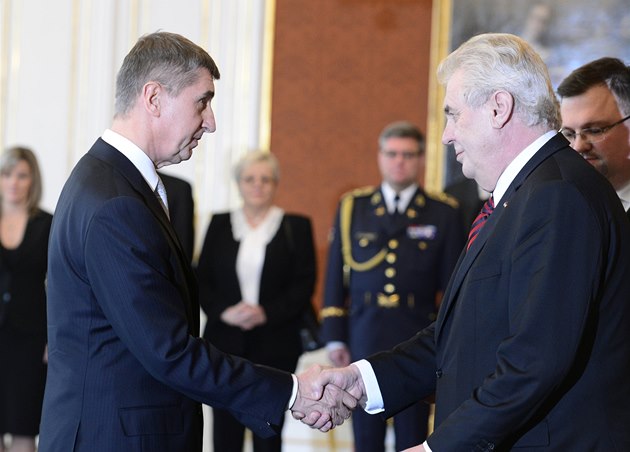 Prezident Milo Zeman si tese rukou s ministrem funancí Andrejem Babiem.