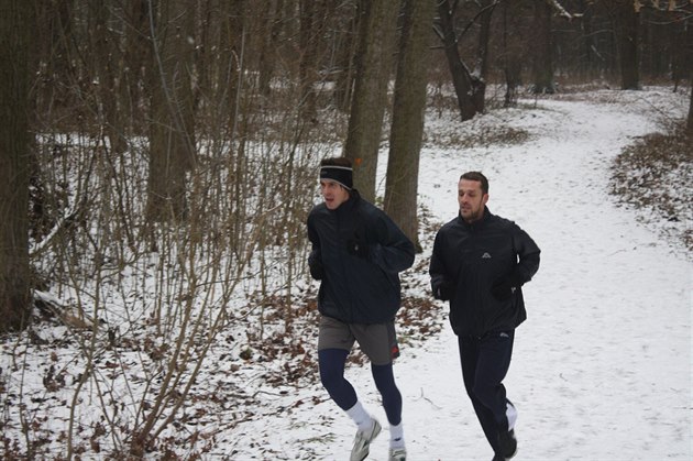 Fotbalista Slovácka Jan Trousil (vlevo) p�i b�hu Kunovským lesem spolu s