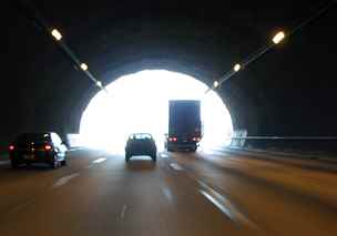Kamion v tunelu (ilustran foto)