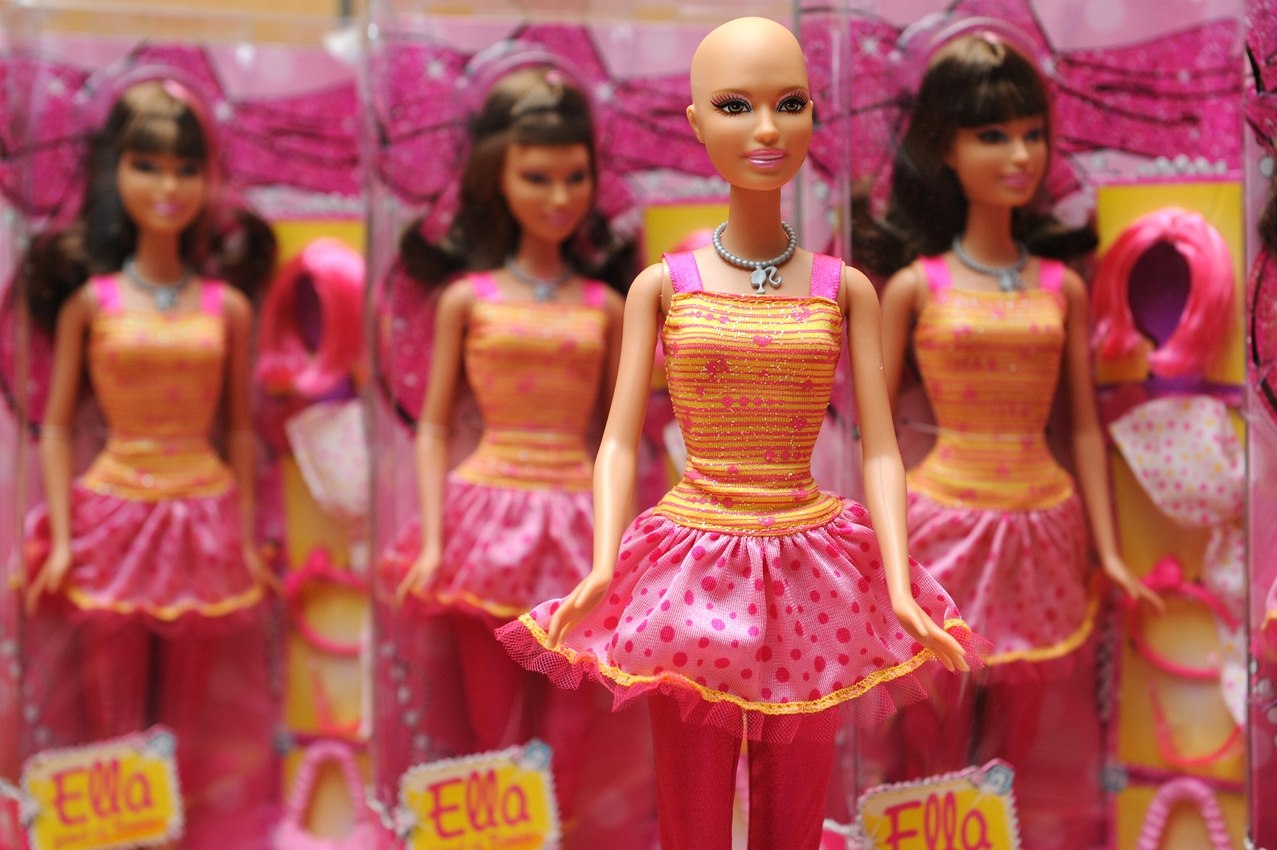 V roce 2014 dostaly Barbie bez vlas� i �eské d�ti, které onemocn�ly rakovinou.