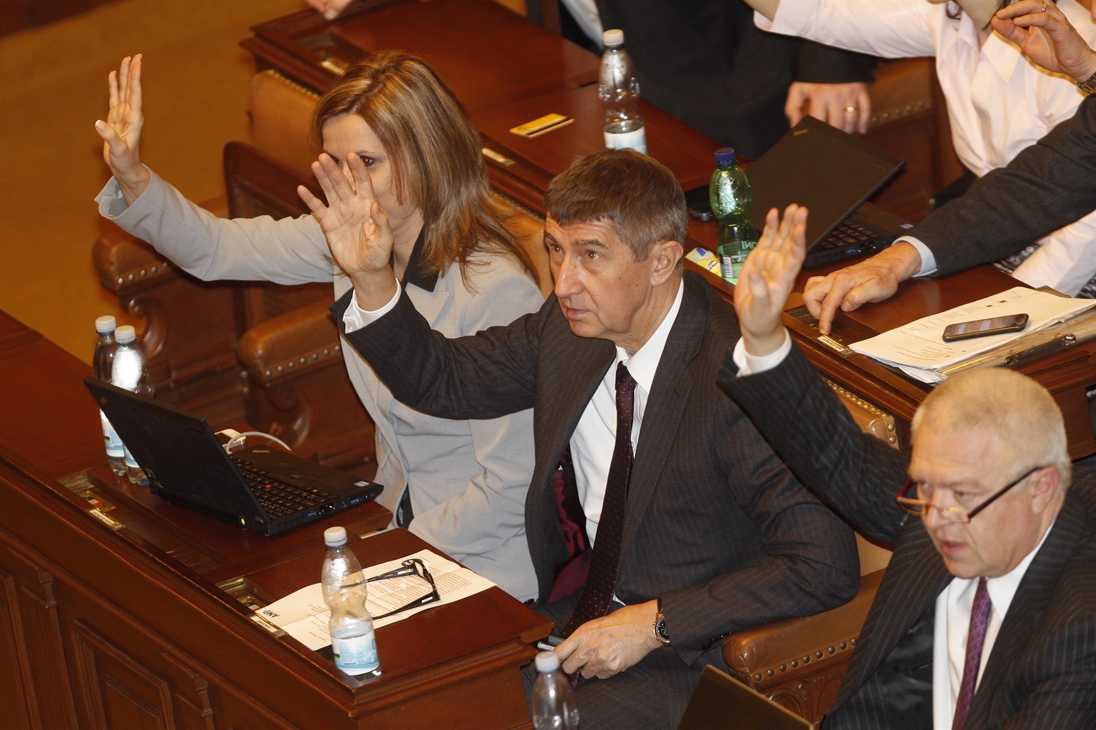 Poslanci vládních stran podpo�ili spolu s ODS a TOP 09 usnesení, v n�m� odmítají násilnou anexi �ásti území Ukrajiny putinovským Ruskem.