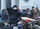 Ukrajinci protestují proti zákazu veejných demonstrací (19. ledna 2014)