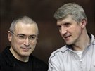 Michail Chodorkovskij (vlevo) a Platon Lebedv na snímku z roku 2010.
