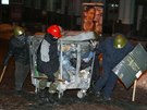 Kyjev: kontejner na odpadky, ideální materiál na budování barikád (26. ledna...