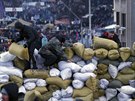 Stavba barikád na kyjevském Majdanu (26. ledna 2014)