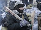 X Odhodlaný demonstrant v kyjevských ulicích (27. ledna 2013)