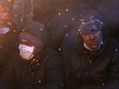 Vzpurní Ukrajinci u táboráku v centru Kyjeva tmelí ducha revoluce (27. ledna...