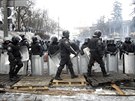 Ukrajintí tkoodnci v ulicích Kyjeva (28. ledna 2014)