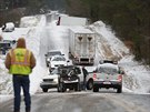 Nezvyklé mrazivé poasí na jihu USA zpsobilo adu dopravních nehod (28. ledna...