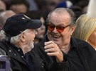 Herci  Bruce Dern (vlevo) a Jack Nicholson sledují utkání LA Lakers - Indiana.