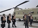 Prezident Milo Zeman nastupuje do vrtulníku Chinook, kterým se pesouval pi...