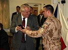 Prezident Milo Zeman dostal od velitele roty na základn Bagrám pamtní...